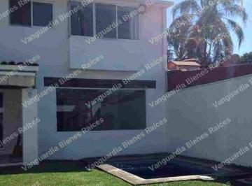 Casa de 3 habitaciones, Cuernavaca · Casa con Alberca, con 3 Recámaras en Venta en Vista Hermosa Cuernavaca Morelos Zona Dorada