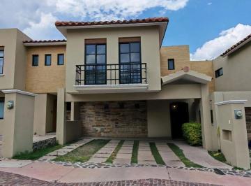 Casa en condominio de 3 habitaciones, El Marqués · Casa en Renta en Zibatá | 3 Recámaras | Frente a Parque | Alberca y Gimnasio