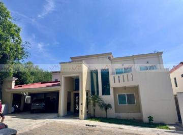 Casa · 483m² · 3 Recámaras · 2 Estacionamientos · Casa en Venta en Santiago