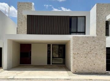 Casa · 348m² · 3 Recámaras · 2 Estacionamientos · Casa en Venta en Cholul, Mérida Yucatán (Eb - Wc1676)