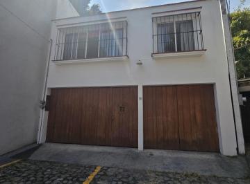 Casa · 211m² · 3 Recámaras · 2 Estacionamientos · Casa en Calle Tranquila Para Remodelar