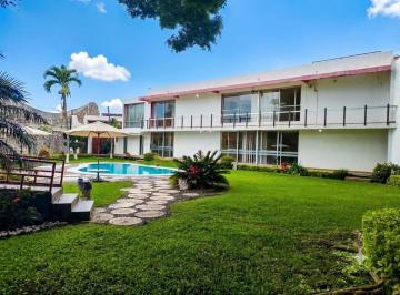 Casa de 6 habitaciones, Cuernavaca · Enorme Casa en Venta o Renta en Reforma Cuernavaca, Zona Dorada. Generoso Jardín, Albercas.