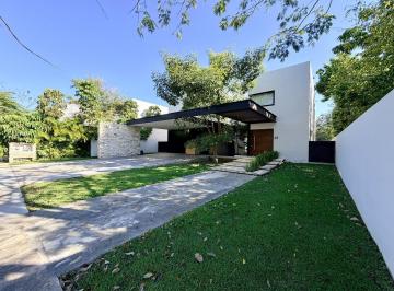 Casa · 461m² · 3 Recámaras · 4 Estacionamientos · Renta de Casa en Chablekal Zona Country Al Norte de Merida
