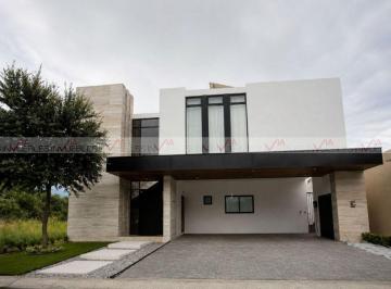 Casa · 497m² · 4 Recámaras · 3 Estacionamientos · Casa en Renta en Santiago