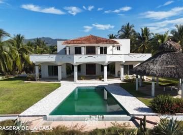Casa · 430m² · 3 Recámaras · 1 Estacionamiento · Se Vende Casa Frente a Playa Tomatal, Puerto Escondido, Oaxaca
