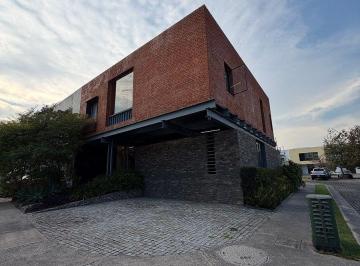 78fdd8affdbe72394cb986b88ee714c1e2ae93510032ef034ee3d7db9d7b50a2 · Casa en Venta Esquina Punto Sur