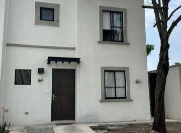 Casa de 2 habitaciones, El Marqués · Casa en Renta Amueblada en Provenza, con Estudio, 2 Estacionamientos y Vigilancia 24/7