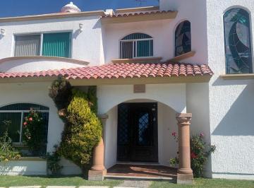 Casa · 450m² · 3 Recámaras · 4 Estacionamientos · Casa en Venta en Fraccionamiento Lomas de Cocoyoc, Morelos