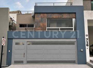 Casa · 225m² · 3 Recámaras · 2 Estacionamientos · Casa en Venta en Paseo del Vergel