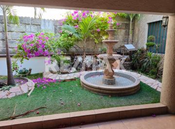 Casa · 338m² · 5 Recámaras · 3 Estacionamientos · Hermosa Casa en Renta Ubicación Inmejorable Colonia Carretas - (4)