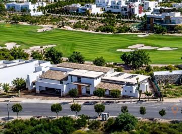 Casa · 1313m² · 3 Recámaras · 3 Estacionamientos · Amplia Residencia con Alberca Techada y Vista a Fairway en Fracc. Club de Golf La Loma Slp