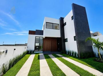 Casa · 152m² · 3 Recámaras · 2 Estacionamientos · Venta de Casa en Fraccionamiento Lomas del Mediterráneo con Recamara en Planta Baja