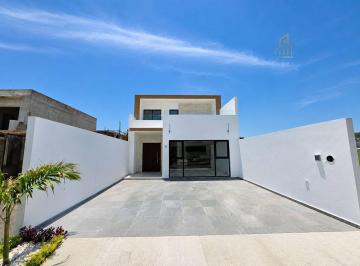 Casa · 121m² · 2 Recámaras · 2 Estacionamientos · Venta de Casa en Fraccionamiento Lomas del Mediterráneo con Alberca