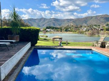 Casa · 210m² · 5 Recámaras · 5 Estacionamientos · Casa en Venta con Vista Al Lago