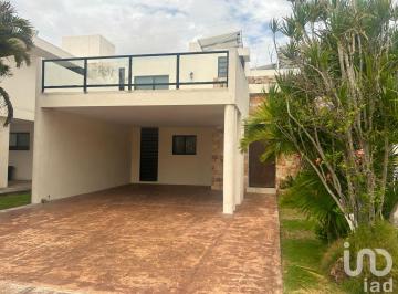 Casa · 220m² · 4 Recámaras · 4 Estacionamientos · Casa en Renta Amueblada con Paneles Solares y Piscina en Privada, Cholul Yucatán