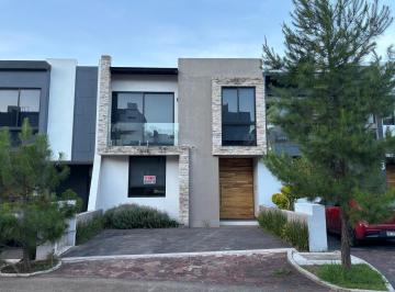 Casa · 240m² · 4 Recámaras · 2 Estacionamientos · Casa - Altozano