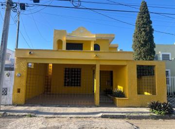 Casa con estacionamiento cubierto · Venta de Casa Excelente Ubicación