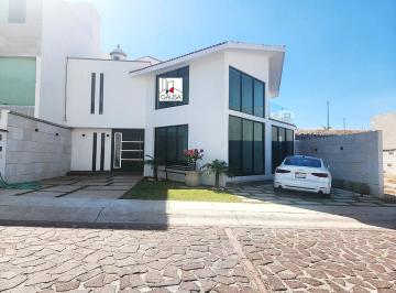 Casa en condominio de 3 habitaciones, Querétaro · Casa con Diseño Único en Exclusiva Privada en Cumbres del Lago!