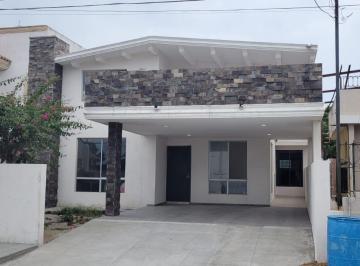 Casa · 450m² · Venta de Casa Recien Remodelada, de 5 Recamaras, (2 en Pta. Baja), Col. Petrolera