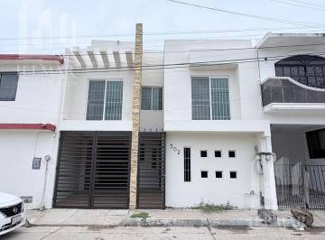 Casa · 209m² · 2 Recámaras · 2 Estacionamientos · Venta de Casa de 3 Niveles, 3 Recamaras, a Una Cuadra de Av Monterrey