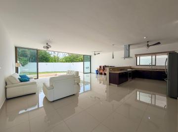 Casa · 250m² · 3 Recámaras · 2 Estacionamientos · Casa en Venta con Grandes Espacios en Privada Tulipanes, Cholul - 3 Habitaciones