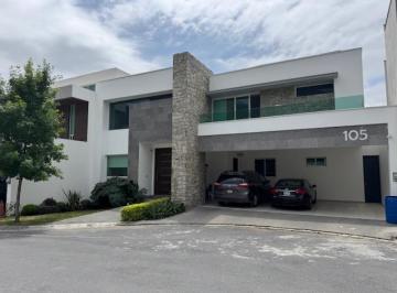 Casa · 460m² · 3 Recámaras · 3 Estacionamientos · Casa en Venta en Catujanes, Zona Carretera Nacional, Monterrey, N. L.