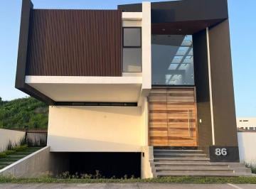 Casa · 358m² · 3 Recámaras · 2 Estacionamientos · Casa en Venta Lista Para Habitar.