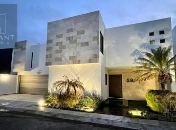 Casa · 325m² · 3 Recámaras · 2 Estacionamientos · Casa en Venta