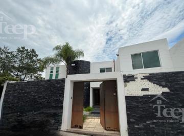 Casa · 537m² · 3 Recámaras · 4 Estacionamientos · Casa en Venta en Lomas del Campestre