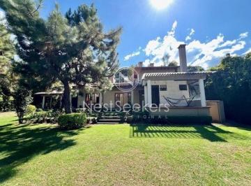Casa en condominio de 3 habitaciones, Valle de Bravo · Casa en Venta en Avandaro