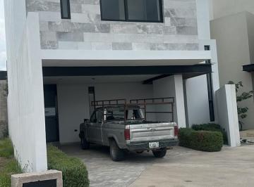 Casa · 244m² · 3 Recámaras · 2 Estacionamientos · Casa en Venta en Alto Lago
