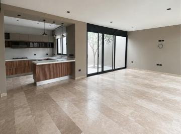 Casa · 244m² · 3 Recámaras · 2 Estacionamientos · Casa en Venta en Alto Lago