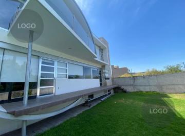 Casa · 588m² · 3 Recámaras · 3 Estacionamientos · Lujosa Casa en Venta en Cumbres del Lago Juriquilla