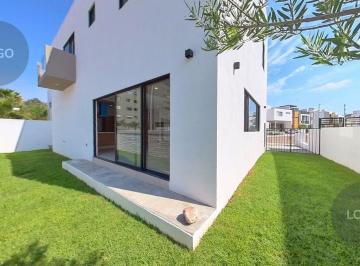 Casa en condominio · 226m² · 4 Recámaras · 3 Estacionamientos · Se Vende Casa en Cañadas del Lago a Estrenar