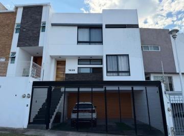 Casa de 4 habitaciones, San Pedro Tlaquepaque · Casa en Venta con Roof Garden en Zona Las Aguilas, Iteso, Dentro de Periférico