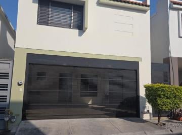 Casa · 200m² · 3 Recámaras · 2 Estacionamientos · Casa en Cumbres San Agustín