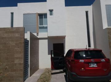 Casa · 140m² · 2 Recámaras · 2 Estacionamientos · Casa en Renta La Cantera