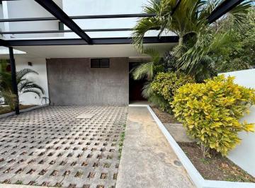 Casa en Venta de 3 habitaciones Cancún · Vive en Arbolada | Casa de 224 m² con Jardín y Seguridad 24/7 | $4.7 Mdp
