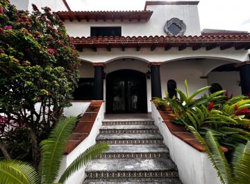 Casa de 3 habitaciones, Cancún · Residencia en Venta en Cancún | 1,666 m² de Terreno y Alberca