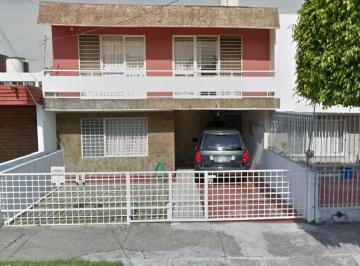 Casa de 4 habitaciones, Guadalajara · Casa en Chapalita Guadalajara, con Jardin, Cercad E Gran Plaza, Hospital y Vias Rapidas.
