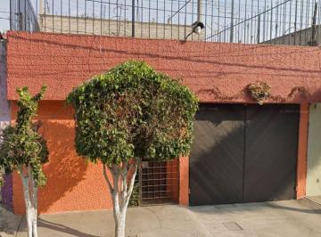 Casa de 3 habitaciones, Nezahualcóyotl · Casa en Venta en Nezahualcoyotl Cerca de Plaza Jardin