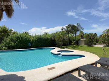 Casa · 209m² · 3 Recámaras · 1 Estacionamiento · Casa en Venta con Alberca Zona Hotelera Cancún - a 500 m de La Playa