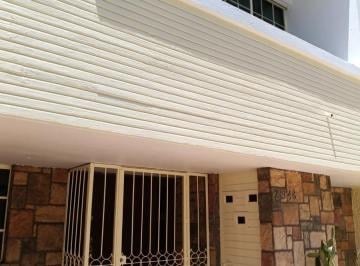 Casa · 244m² · 4 Recámaras · 2 Estacionamientos · Casa Uso Mixto de Dos Plantas Sobre Av