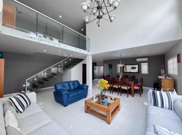 Casa de 3 habitaciones, Monterrey · Casa en Venta a un Min de Paseo de Los Leones, Doble Altura y Recamara en Pb