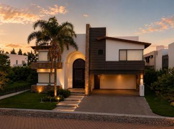 Casa · 700m² · 4 Recámaras · 6 Estacionamientos · Casa en Renta en El Campanario, Querétaro