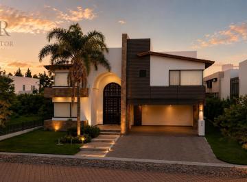 Casa · 700m² · 4 Recámaras · 6 Estacionamientos · Casa en Renta en El Campanario, Querétaro