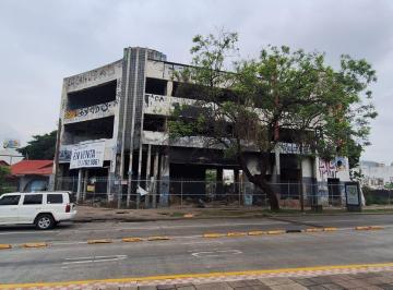 Terreno / Lote · 2275m² · Terreno Calzada Independencia Frente Al Parque Agua Azul