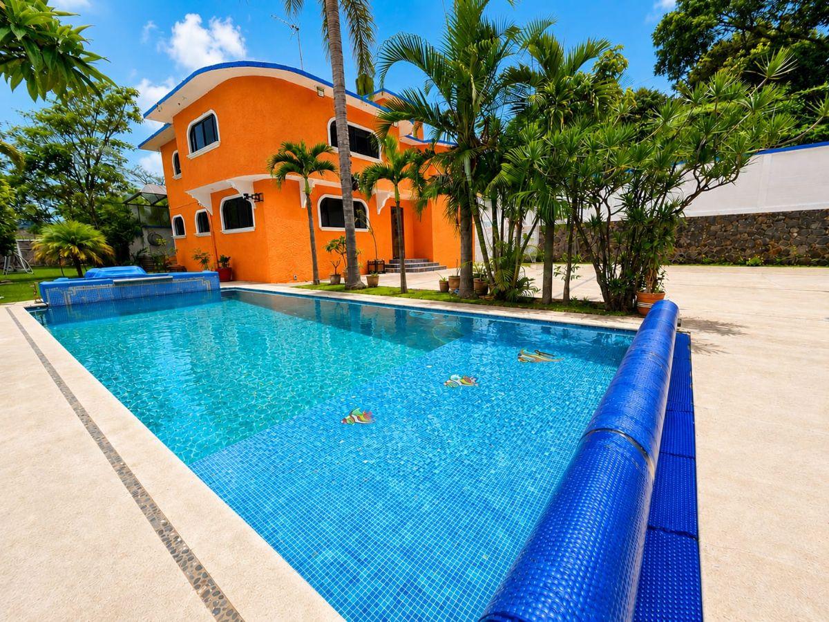 Rental House - Ocotepec, Cuernavaca - 4 Bedrooms - Heated Swimming Pool