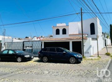Casa · 180m² · 3 Recámaras · 3 Estacionamientos · Casa Habitacion en Venta en Fraccionamiento Candiles, Corregidora, Queretaro