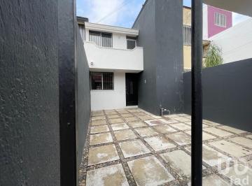 Casa · 85m² · 4 Recámaras · 2 Estacionamientos · Casa en Venta en Coto Chapalita Inn